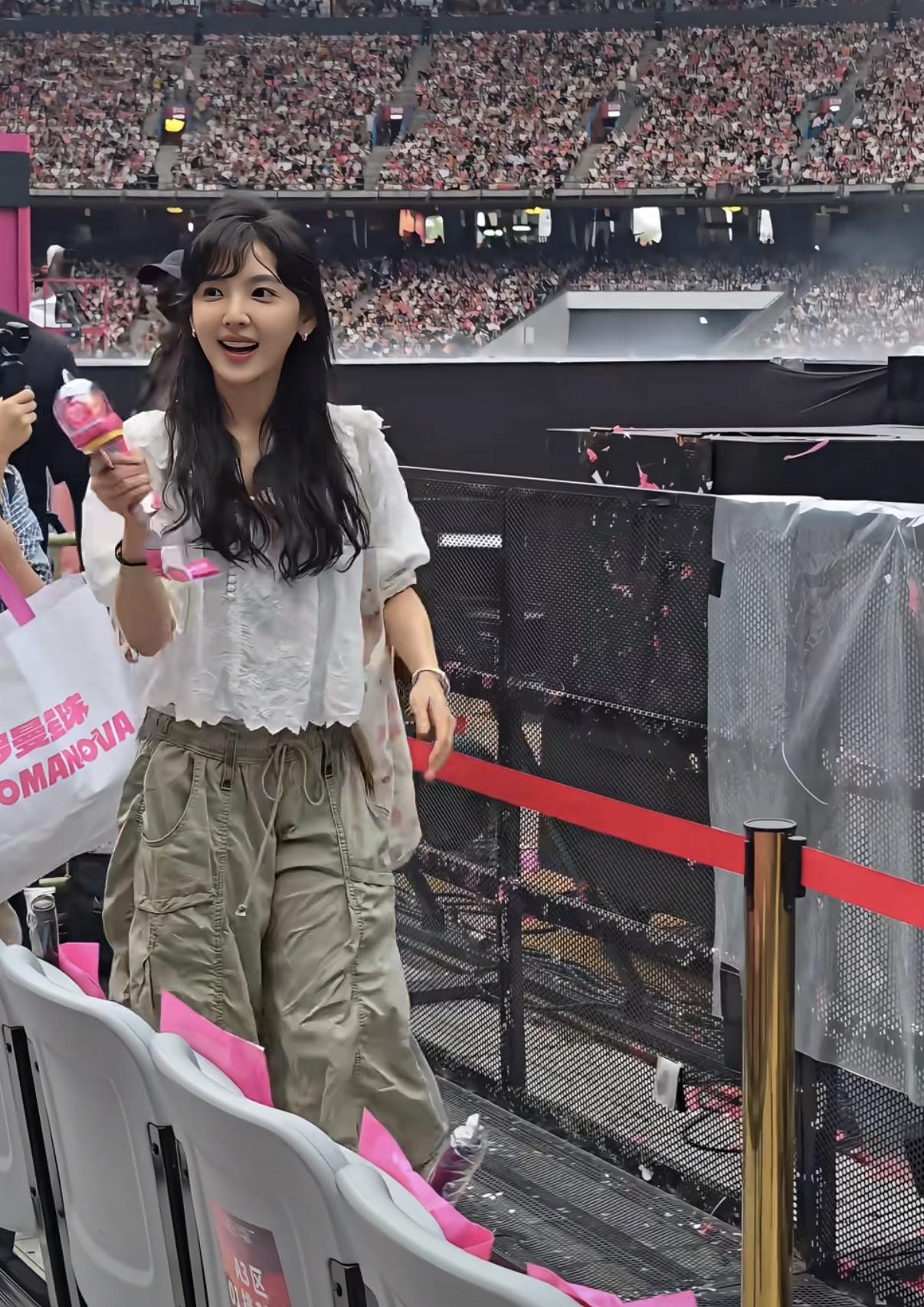 汪苏泷演唱会看到了章若楠，她真的是越素越好看的类型，邻家妹妹既视感！笑起来好甜啊