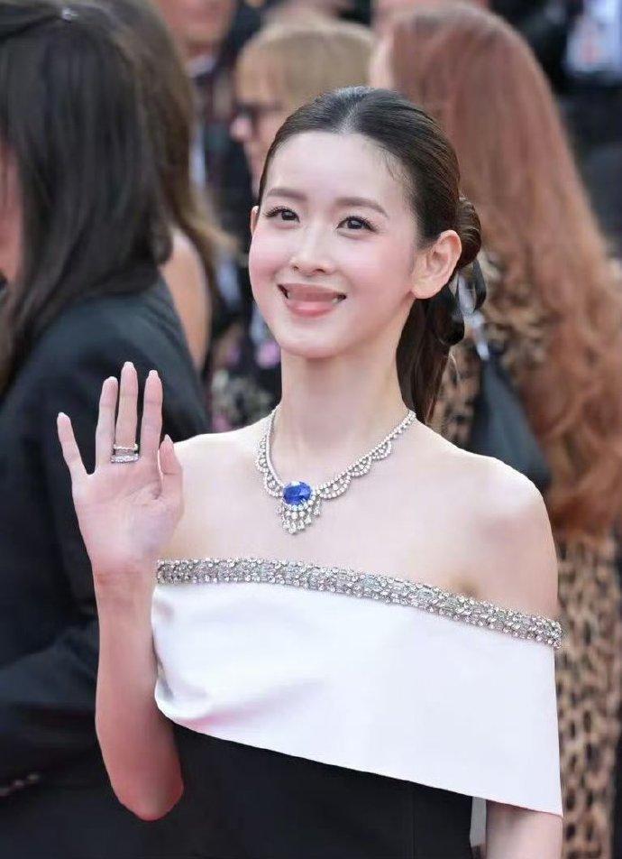 章泽天戛纳红毯状态章泽天戛纳状态最吸睛就是那条项链，88.88 克拉皇家蓝锡兰蓝