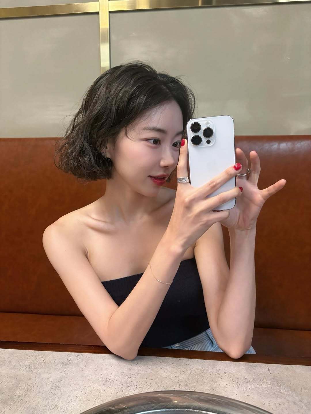 粉丝们认为是Lovestagram的JB&女网红- P1~2 同一个地点- P3