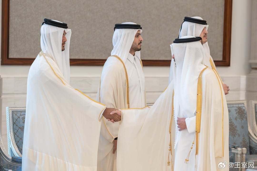 卡塔尔王室 🇶🇦7月13日，埃米尔塔米姆接待前来哀悼国父哈马德亲王的王室成员