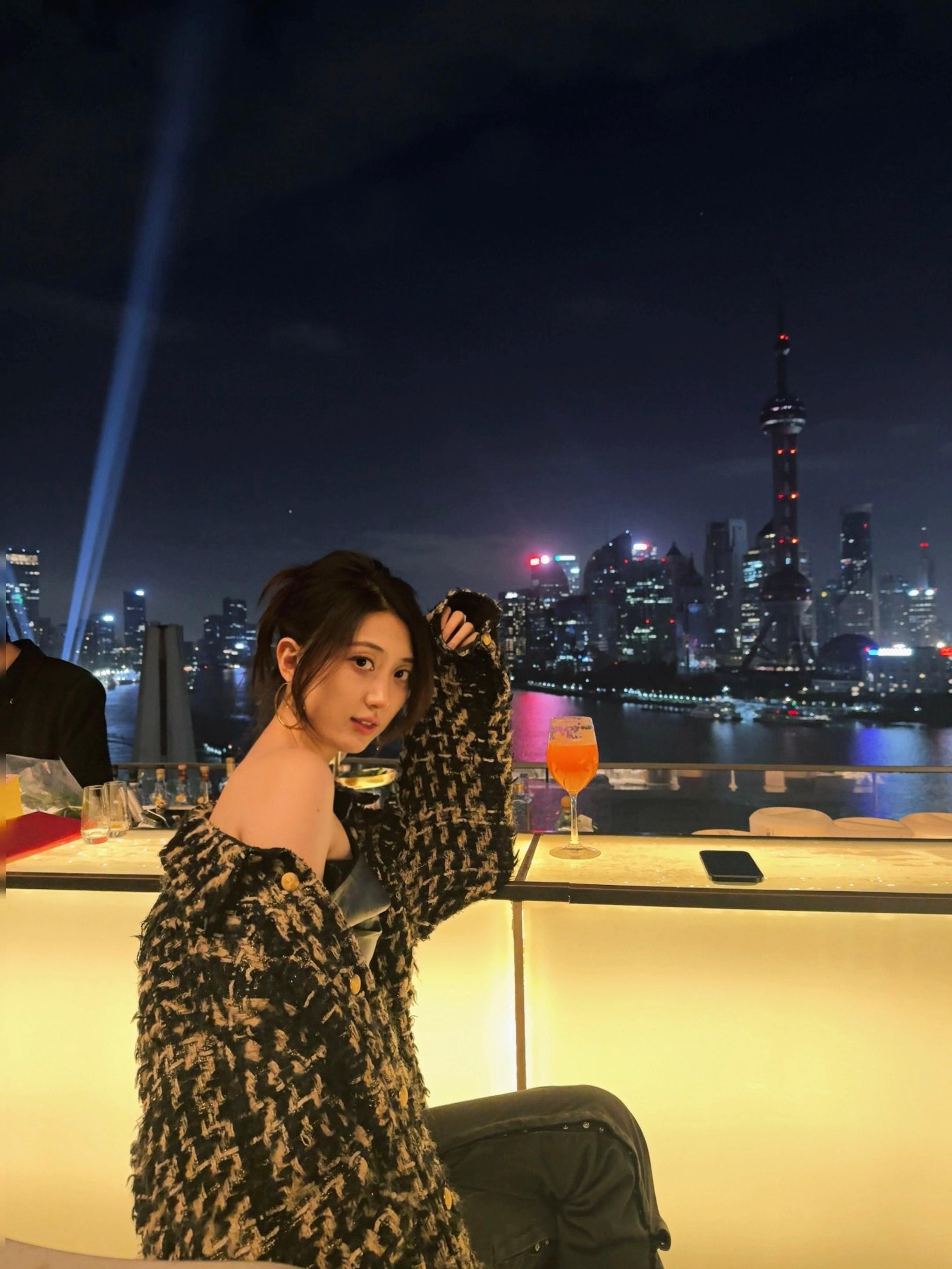 主持唯嘉晒照：总要吹吹黄浦江边的晚风吧