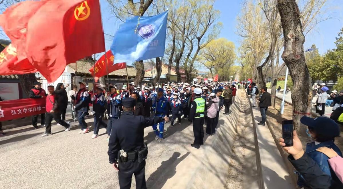 宁夏师生31年徒步，用血泡书写信仰答卷！

凌晨五点，宁夏固原的街道还浸在夜色里