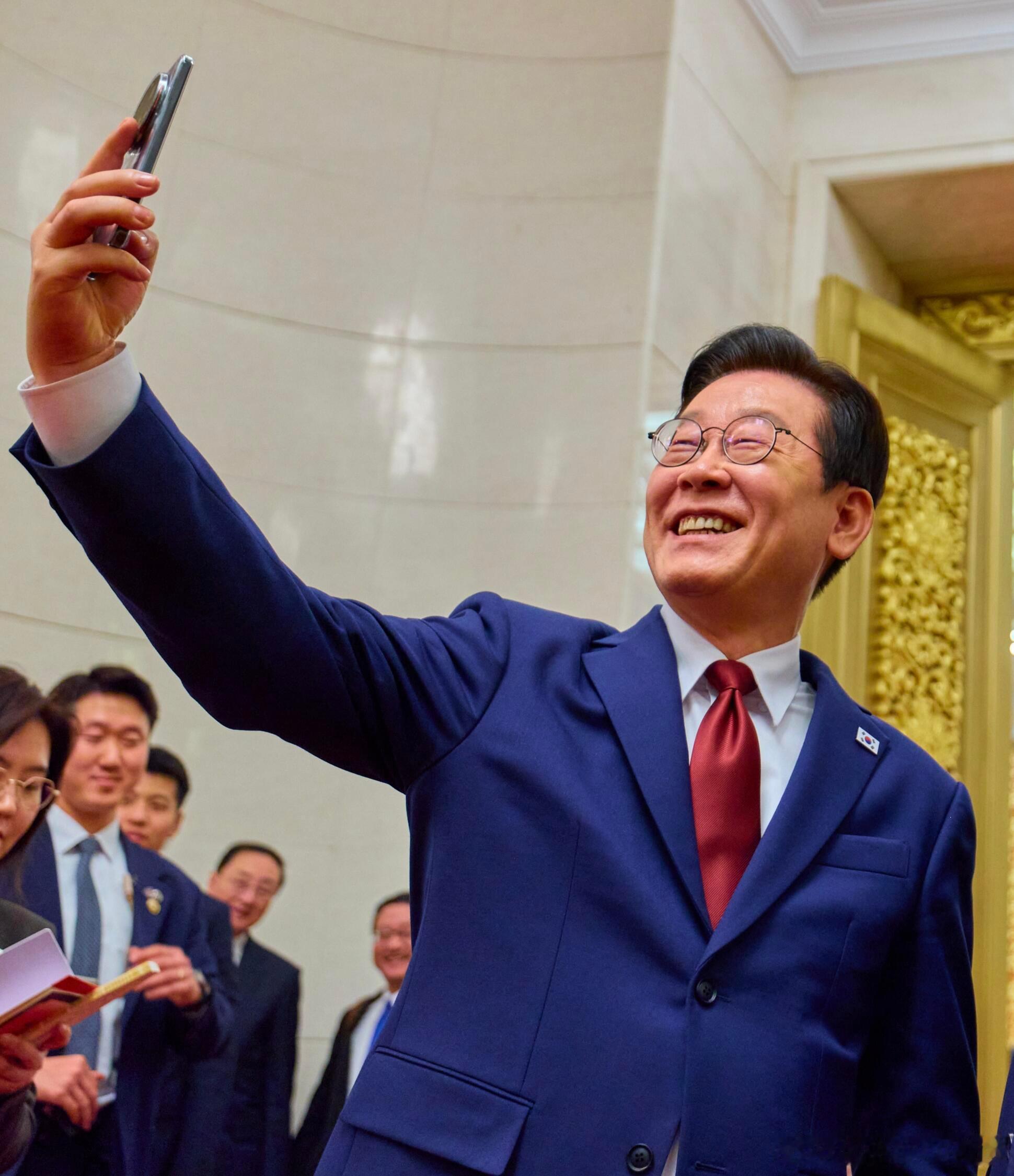 小米称永不与大熊合作 李在明在人民大会堂拍照，用上了小米15Ultra。小米称永