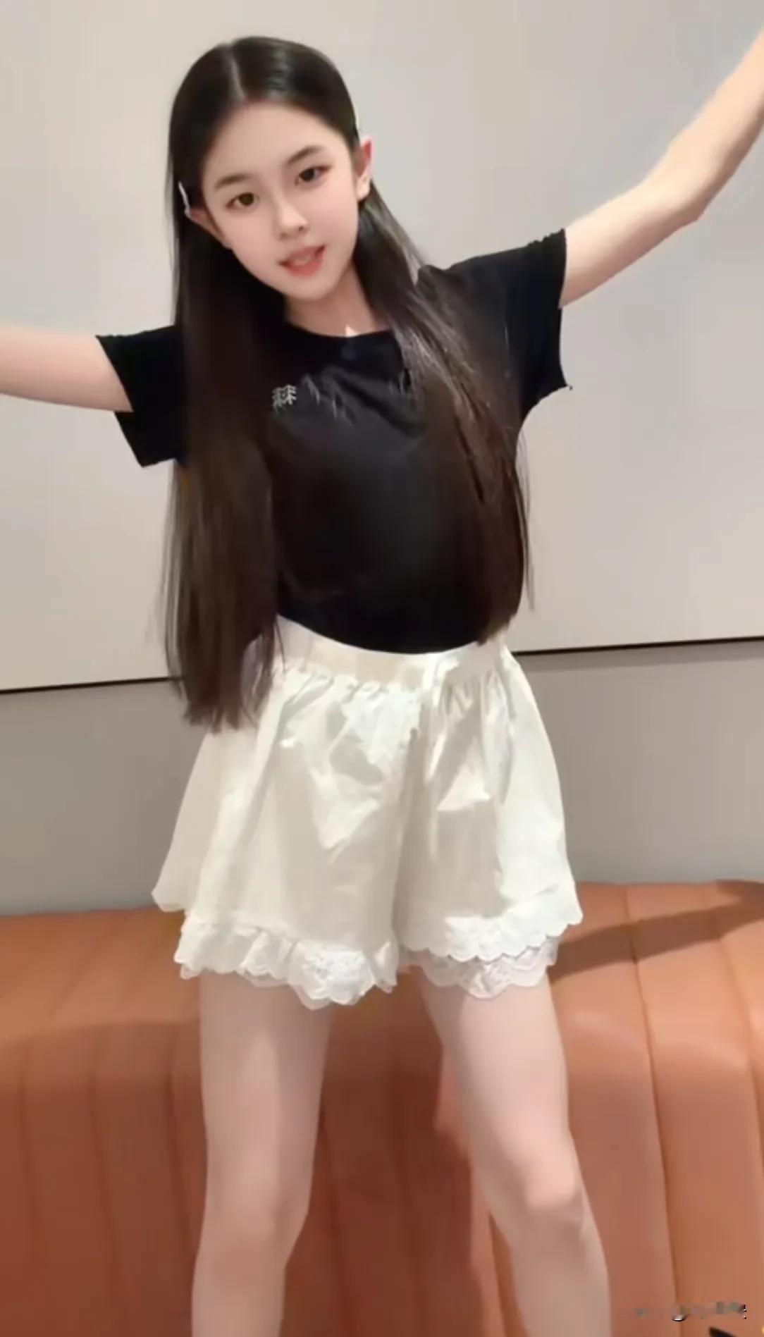 十几岁的小姑娘怎么会不好看呢？那可是花一样的年纪啊。
