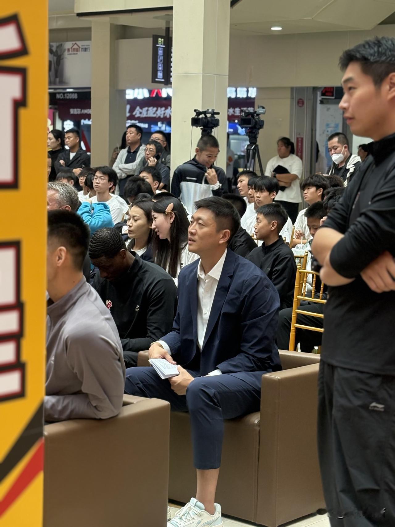 近距离接触李昂指导，愈发欣赏李昂指导这份儒雅、安静、内敛、简单，眼神干净！值此吉