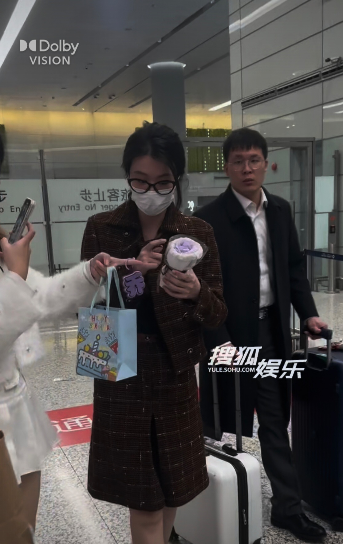 乔欣被曝结婚后首现身  乔欣还是相当漂亮和有气质的，身材也很好。[并不简单][并