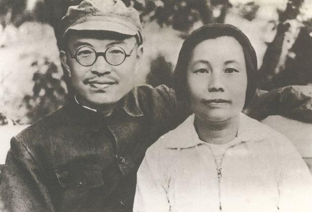 1935年冬，张闻天同刘英在瓦窑堡结为终身伴侣。这是他们后来在延安的合影。
