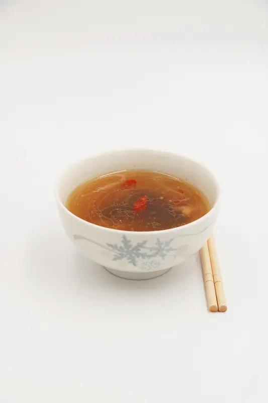 三伏天的饮食需要注意哪些方面少吃寒冷食物。伏天天气太热，我们的胃肠也是温度比较高