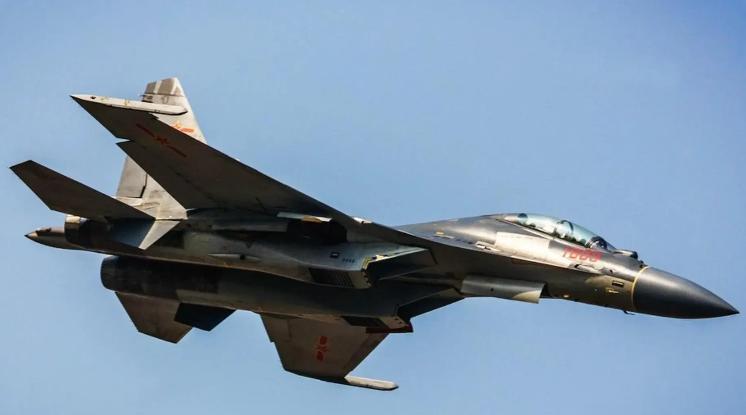 紧急战报！解放军战机“突然”遭遇外军。很多人以为这是我们雷达眼瞎，被对方偷袭了。