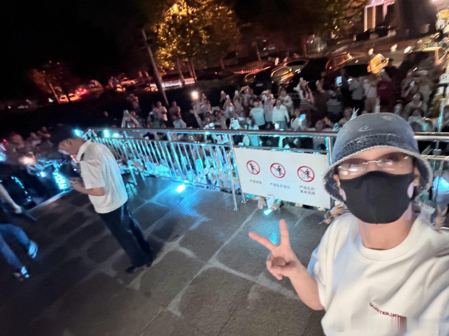 话剧《德龄与慈禧》圆满杀青。聚光灯下，珊姐 一登台便是不怒自威的老佛爷，将慈禧演