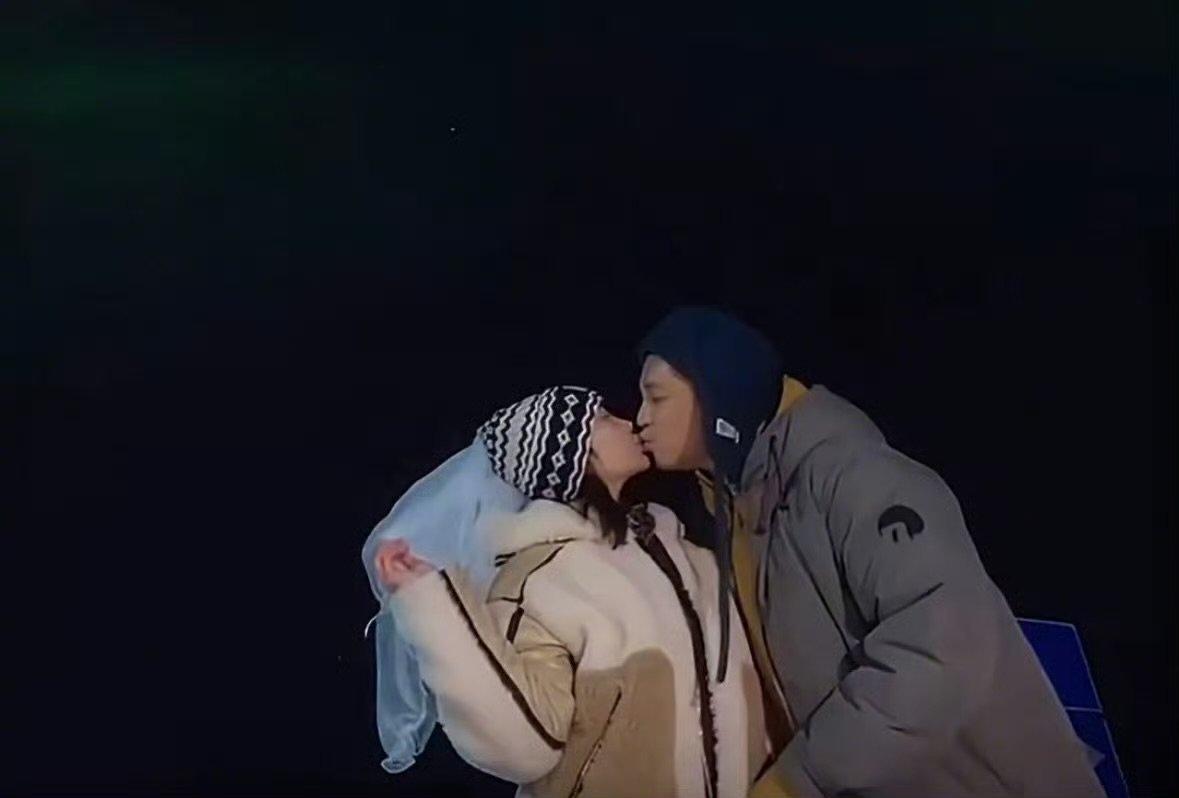 马頔玩儿起浪漫是真行马頔李纯应了那句我浪漫我旅行 马頔李纯的极光之旅，藏着头纱的