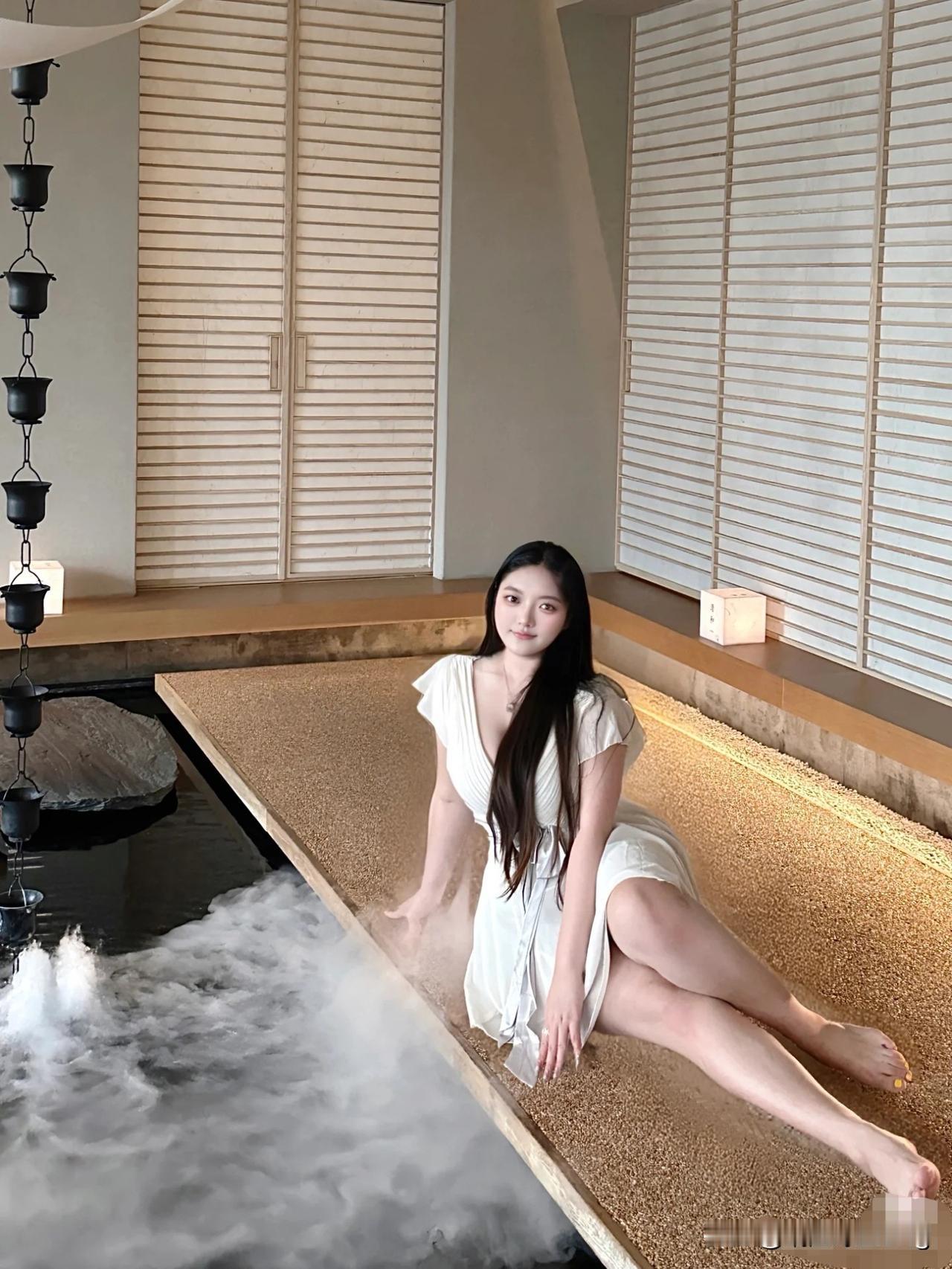 在温泉中享受宁静时光，感受身心放松的美好