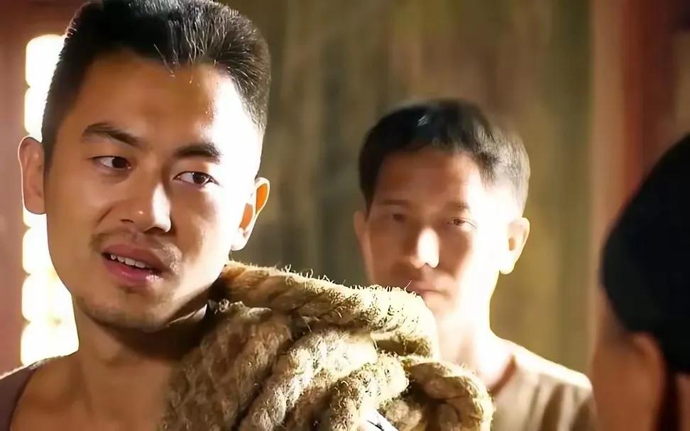 回顾《生万物》 欧豪这次为了演好封大脚，真是做足了功课，皮肤晒得黝黑的，农活干得