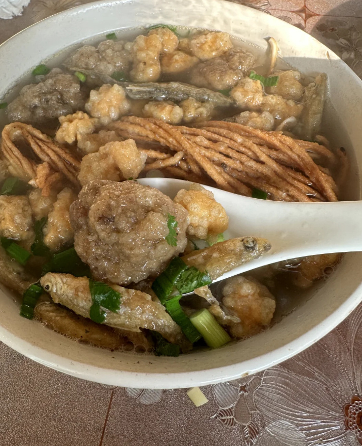 最好喝的老牌丸子鱼汤，里面有肉丸子，小毛鱼，焦丸子，还能加馓子 