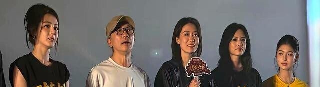 拍宣传照时，演员的眼神已经把票房写脸上了。 