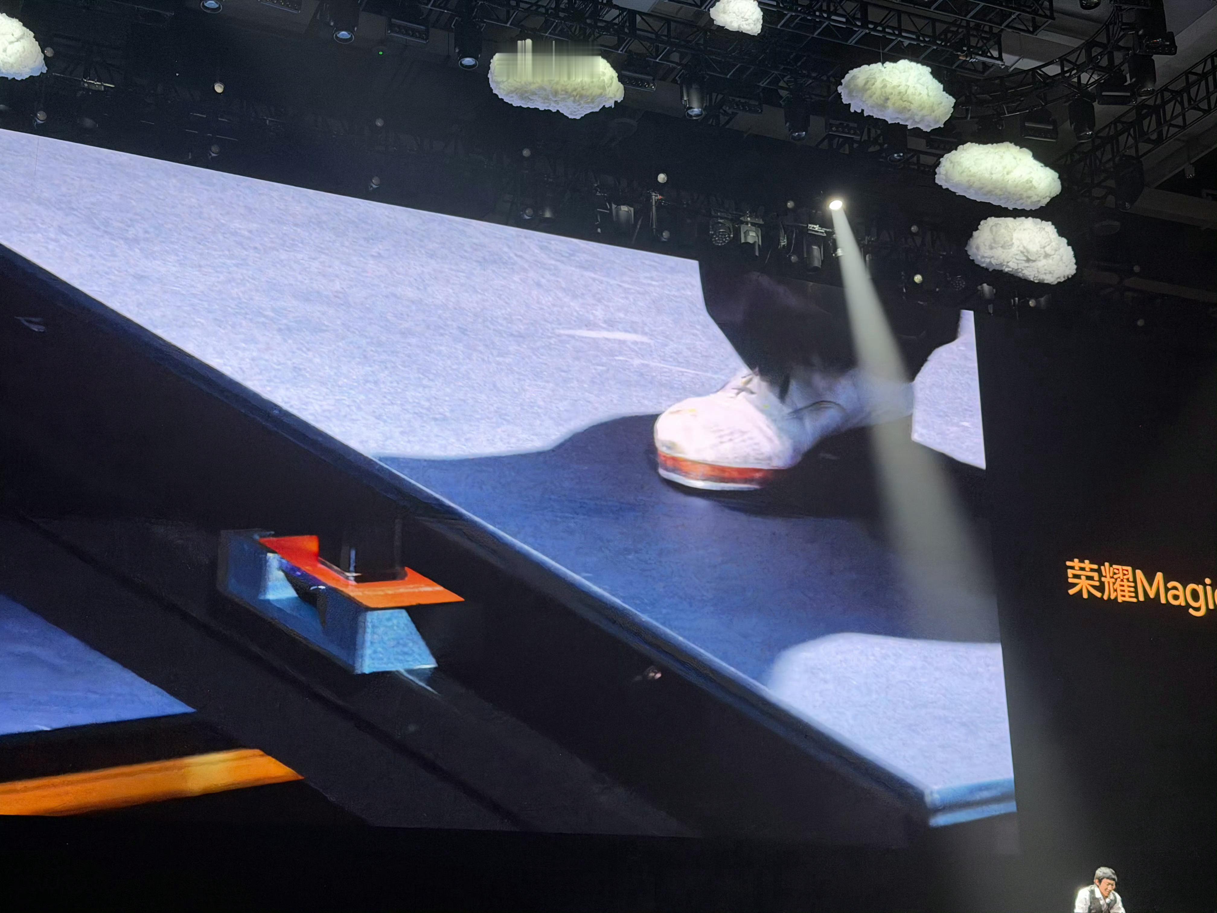 第一次见在手机上跳踢踏舞荣耀发布会是真敢玩啊！用3台Magic8 Pro Air