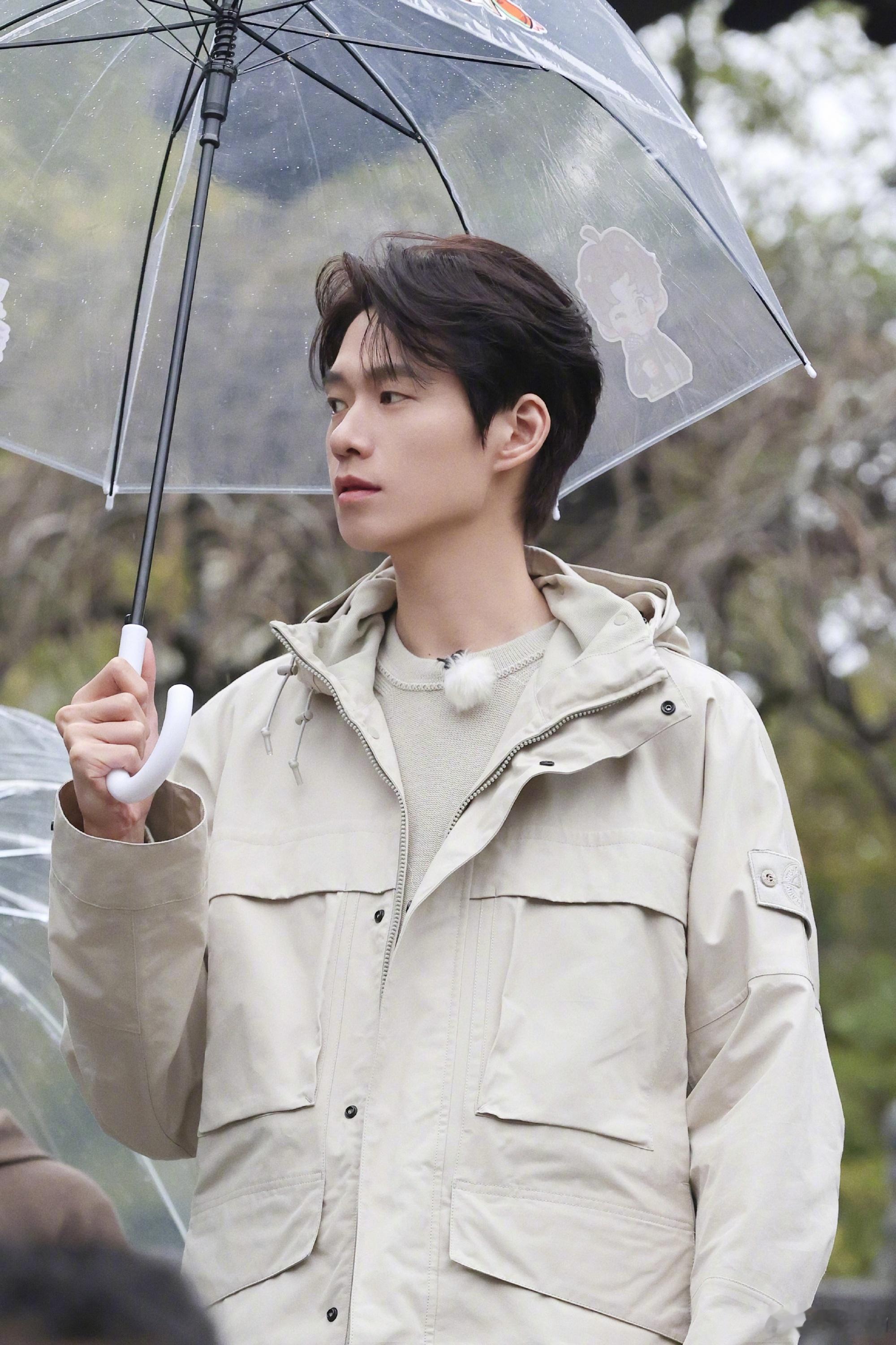 魏大勋新鲜图片掉落，撑伞图🈶大勋花的伞上还有自己的Q版小贴纸~不要太可爱[羞嗒