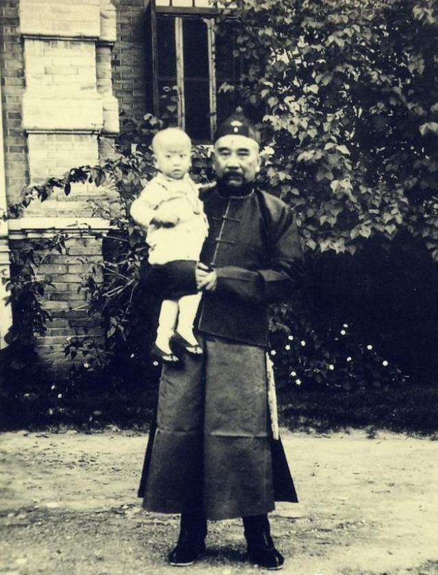 辫帅张勋的退休生活：寓居天津仍奢华如故，延续昔日达官贵气。

1917年，这个男
