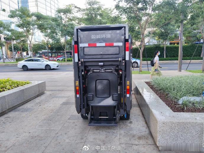 无人清洁扫地机来了，再不努力，以后连当清洁工的机会都木有了！互联网资讯