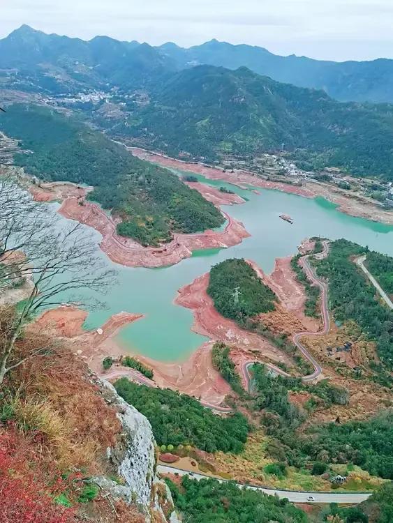 图一、温州中雁钟前水库
图二、中雁西漈景区瀑布流
图三、中雁景区玉甑峰
附近旅游