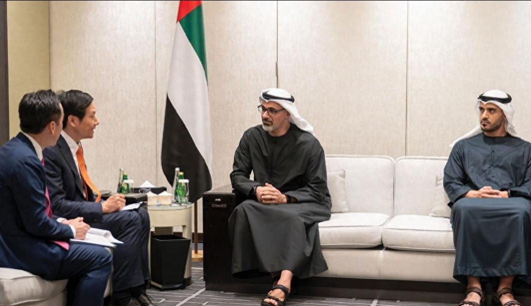 4月15日，小米创始人雷军晒出与阿联酋阿布扎比王储哈立德会面照片，瞬间引爆全网讨