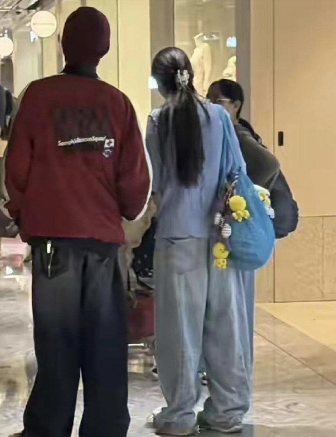 新加坡偶遇向佐郭碧婷带女儿购物 近日，有网友在新加坡偶遇向佐、郭碧婷一家出游。女