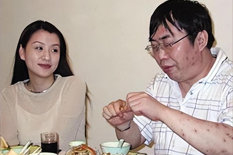 1990年，棋圣聂卫平瞒着家中妻子，痴迷于教王刚的妹妹王静下围棋，一不小心，让王