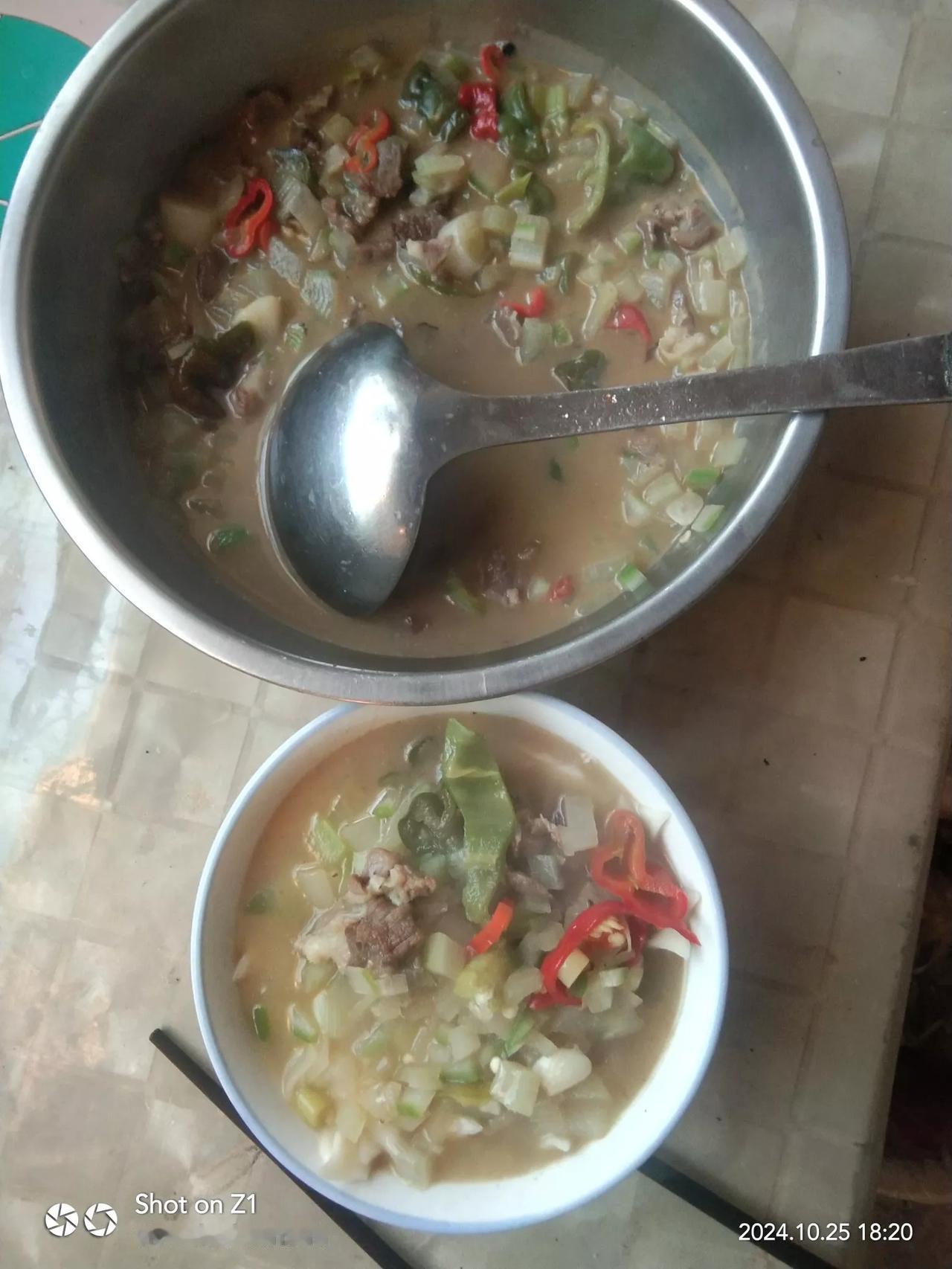 #随拍记录生活#
牛肉切丁，萝⺊切碎，烧个汤，煮些面，这样做的饭也挺好吃。简单又