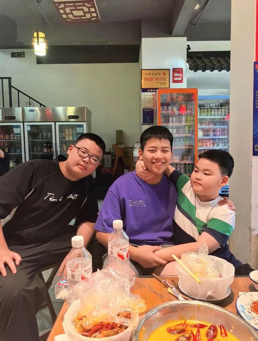 五年小学同窗，一晃孩子们悄悄长大。童年的友谊简单又珍贵，希望这份美好，一直温暖他