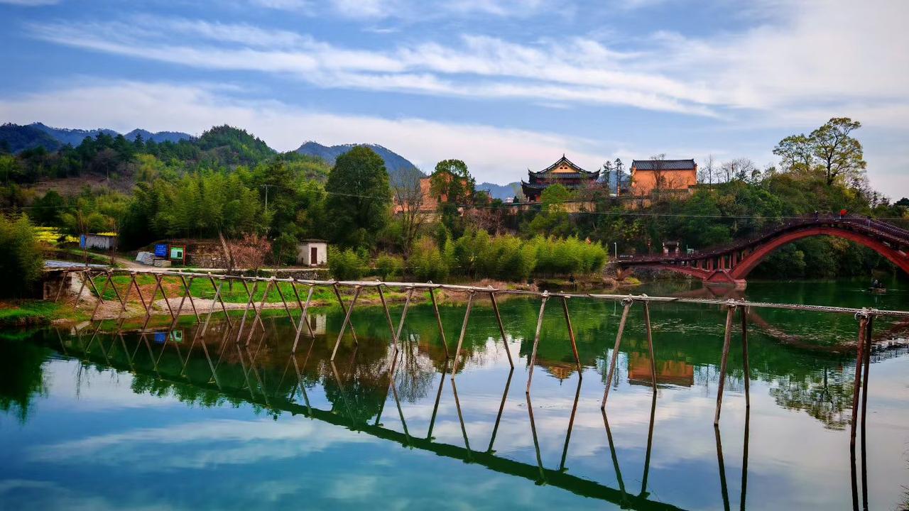春水映青山，木桥连古意。站在这方山水前，只觉心也跟着静下来，所有琐碎都被这汪碧水