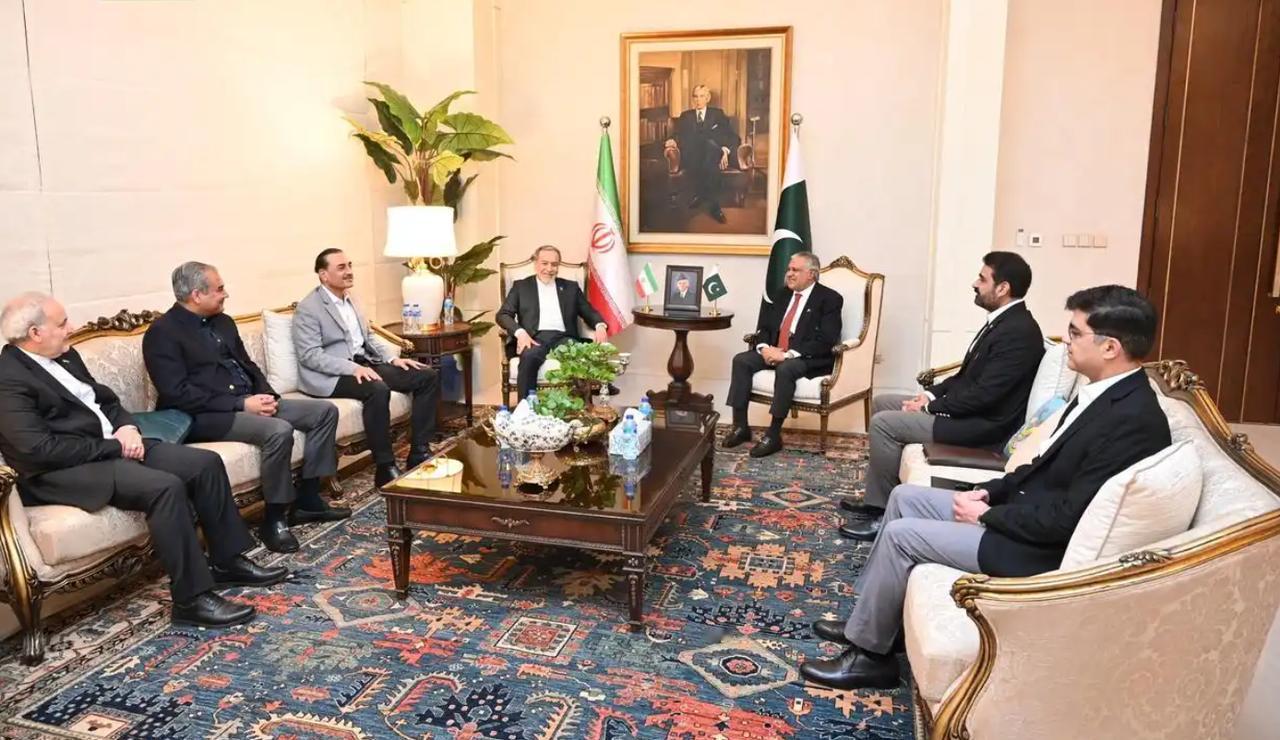 伊朗外长阿拉格齐，带着代表团，离开了伊斯兰堡。

首先，注意是代表团，不是谈判团