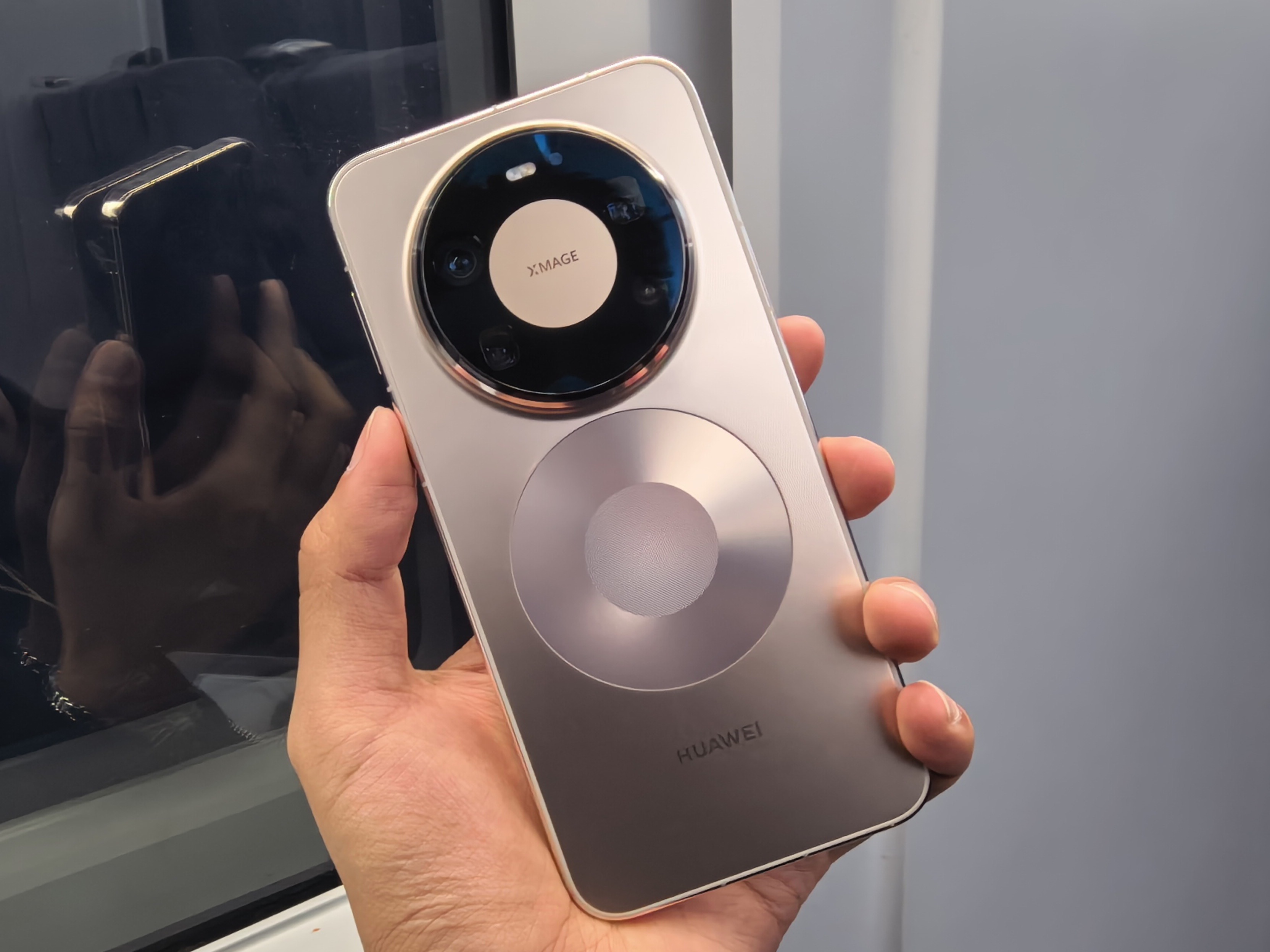 华为Mate80晨曦金版本已售罄 这次我看线上线下都异常的火爆，晨曦金也确实是好