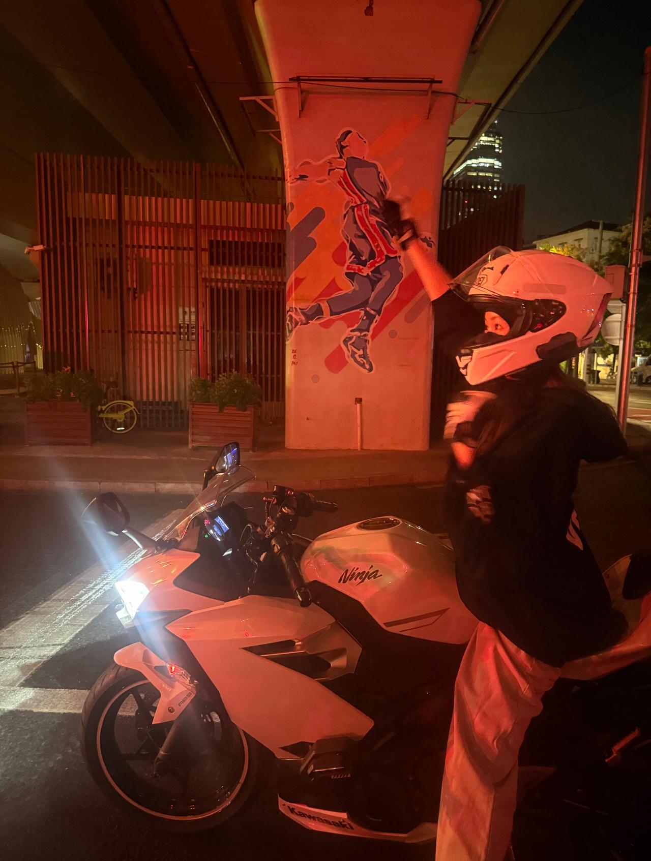 昨天我说
其实我已经完完全全成为了自己小时候想要成为的人
18岁的邓灵枢敢想吗