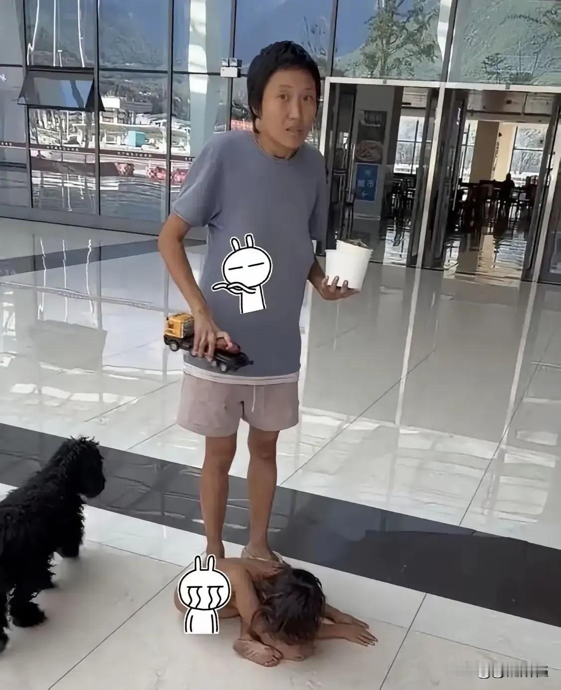网友评论震惊全网的野人小孩事件，说变态爹是暗网直播用户“小猿泰山” 。这两人拿孩
