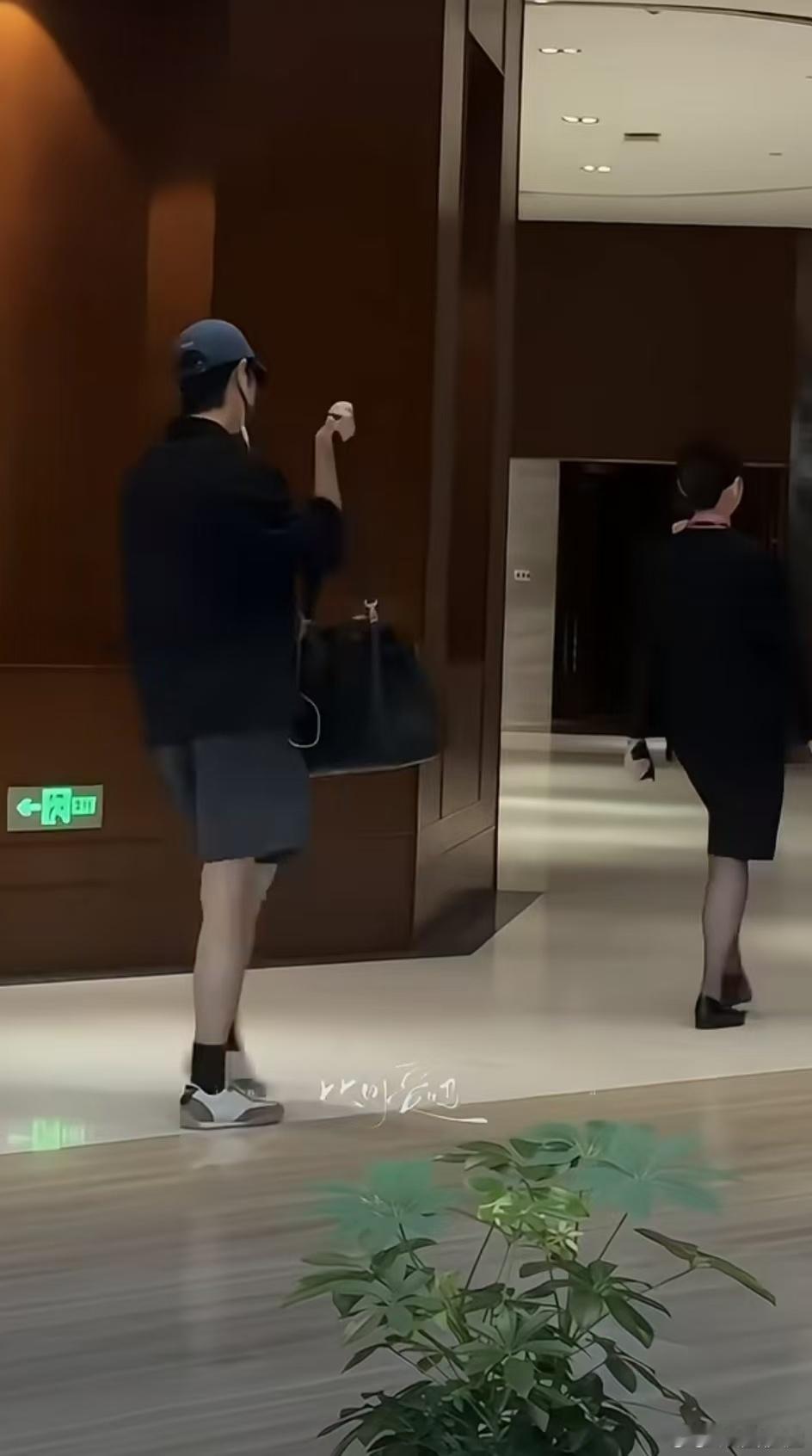 肖战怎么瘦了这么多好细的腿 