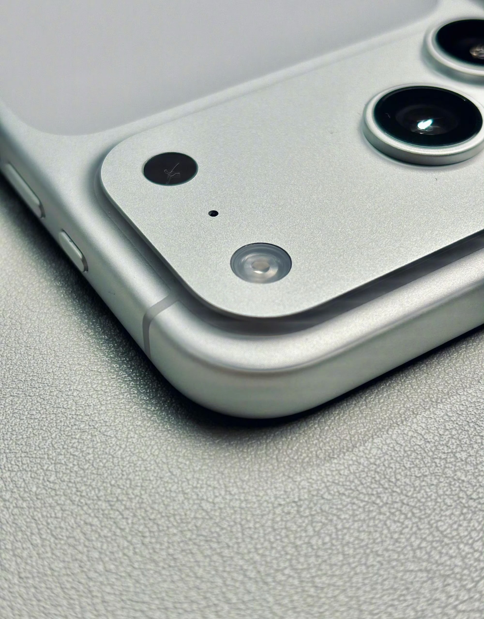 用过iPhone17 Pro Max都知道，铝合金一体机身优势远不止散热。整机取