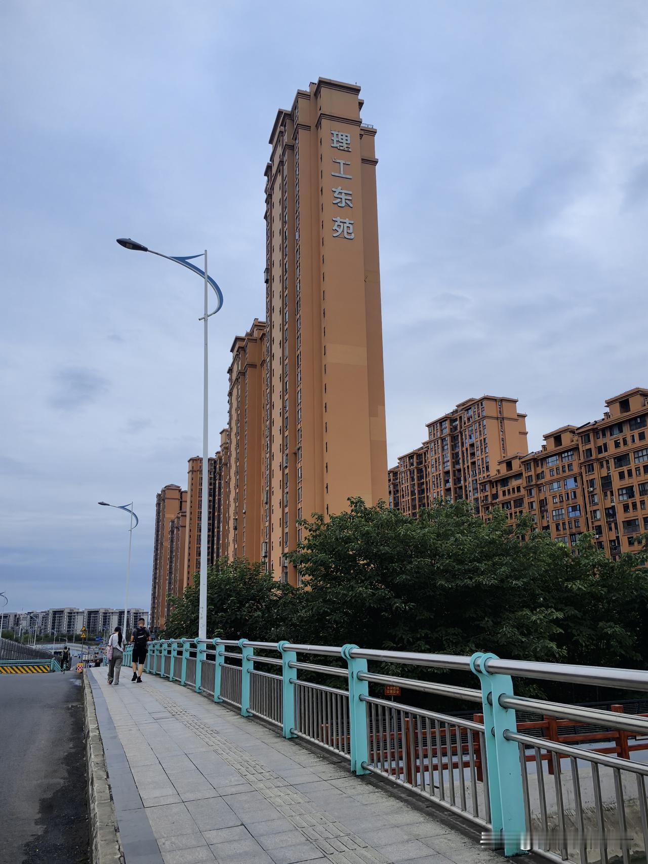 二十多年没联系的一初中同学，突然给我打电话，我都不知道他是从什么地方得到了我的电