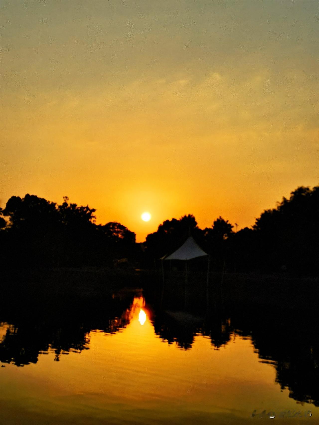 铜陵临津公园的夕阳美景

第一天逛临津公园是阴天，灰蒙蒙的天空让人失望，无缘夕阳