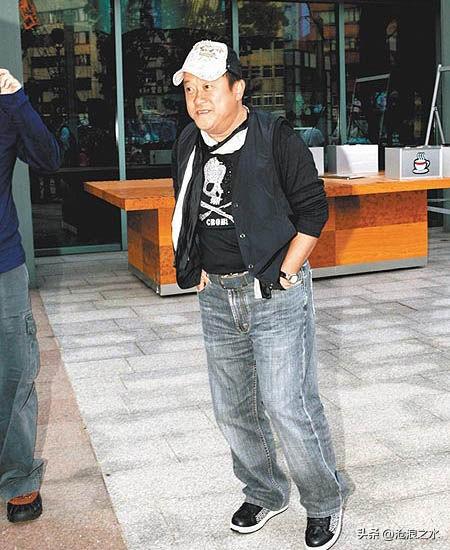 为啥感觉曾志伟是个很矛盾的人？八面玲珑的江湖人脉，藏不住满身争议。
 
很多人都