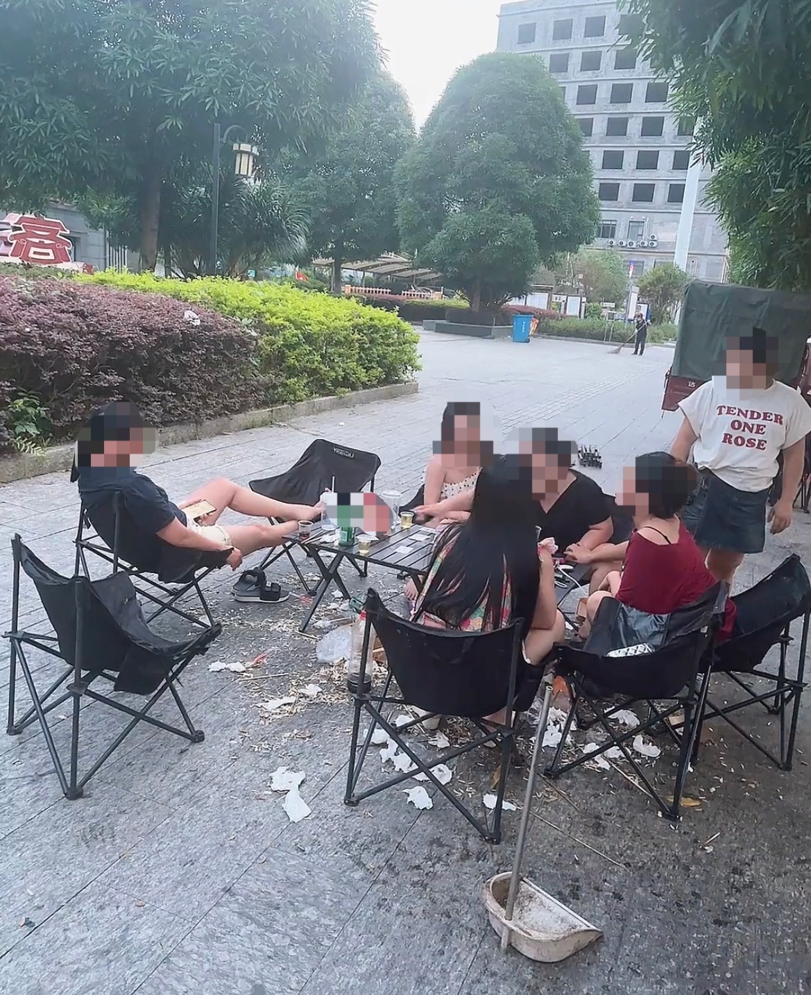 近日，玉林博白多名女子吃路边摊夜宵吃到天亮，桌子底下满地都是垃圾！这些人都不用睡