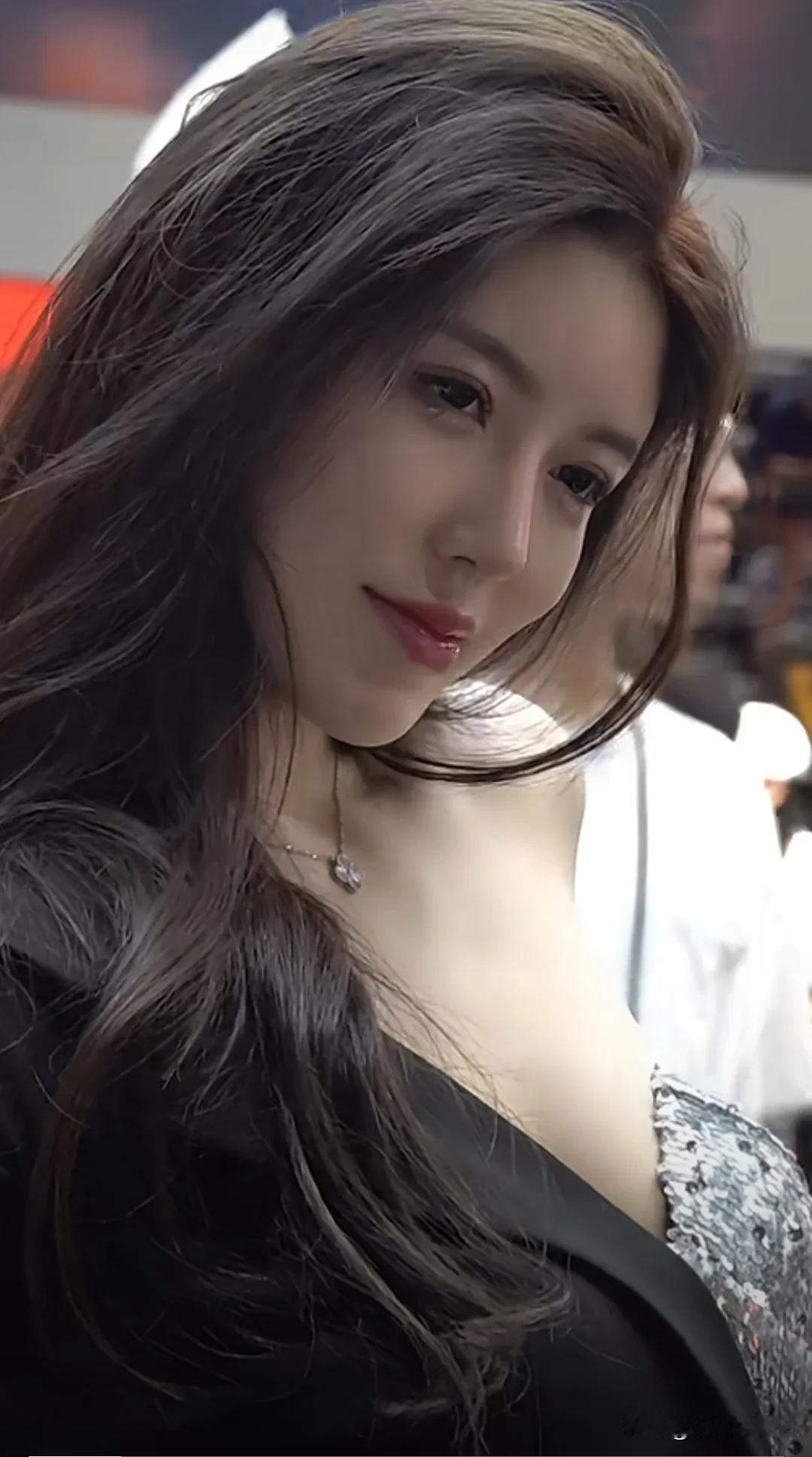 迷人的小嘴唇👄，勾人的小眼神，仙女下凡也不过如此，简直就是倾国倾城，如果愿意嫁