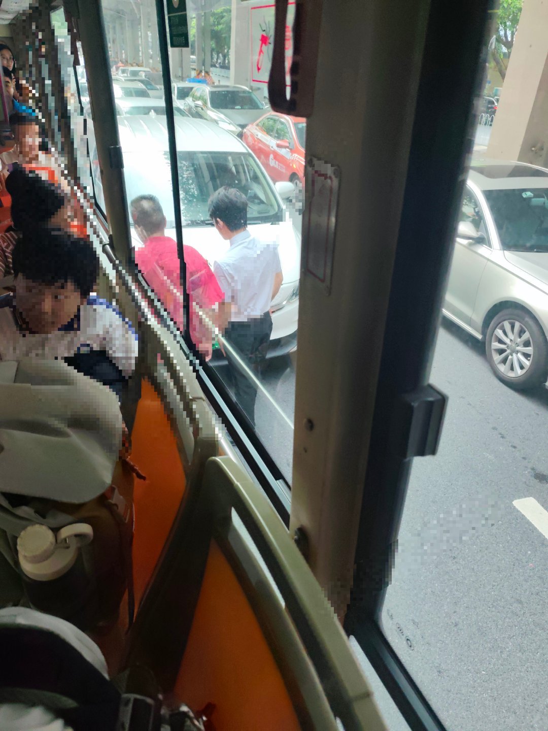 郁闷，本想今天能早点到家。结果走没多远，就被一辆向右拐弯的越野车剐蹭了。司机下去