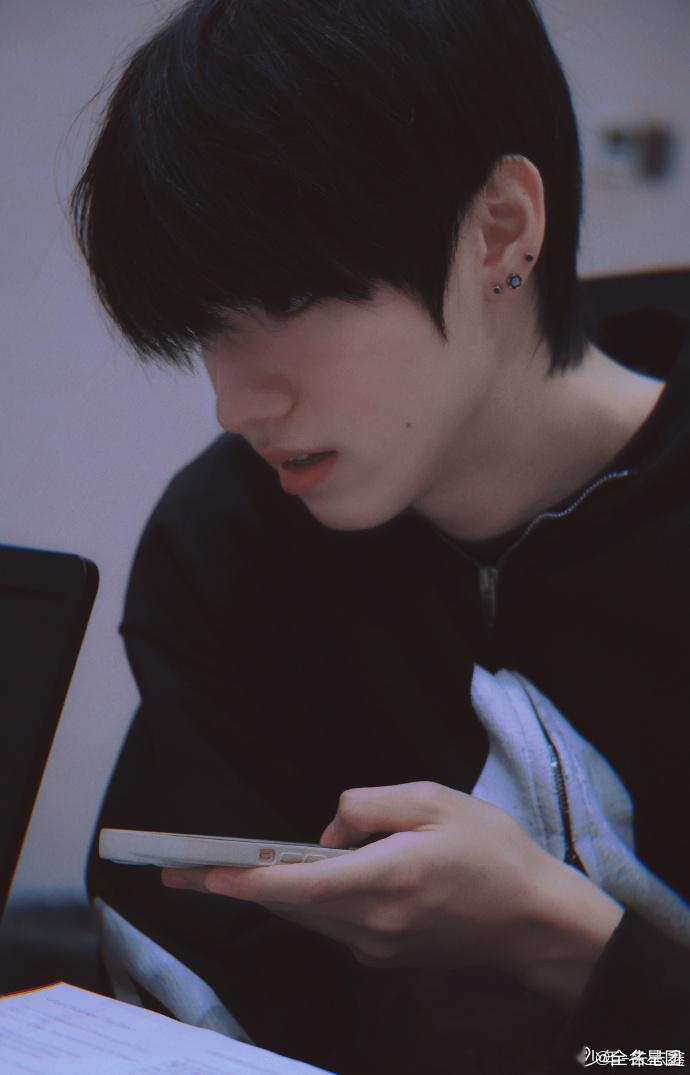 #朱志鑫和大家分享今天的日常##朱志鑫黑色卫衣外套#朱志鑫分享今天的日常细节，早