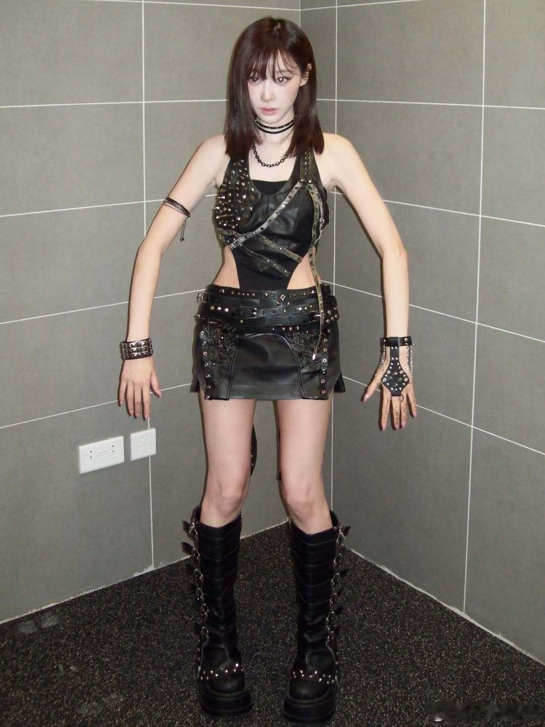 不知道为什么通过这组照片感觉到吉赛尔很累，心理负担很大.... 