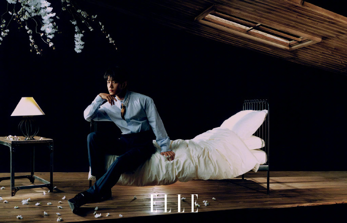 肖战觉得自己的个性更贴近秋天肖战接受自己肖战ELLE开年刊开年刊见证真实时刻！肖