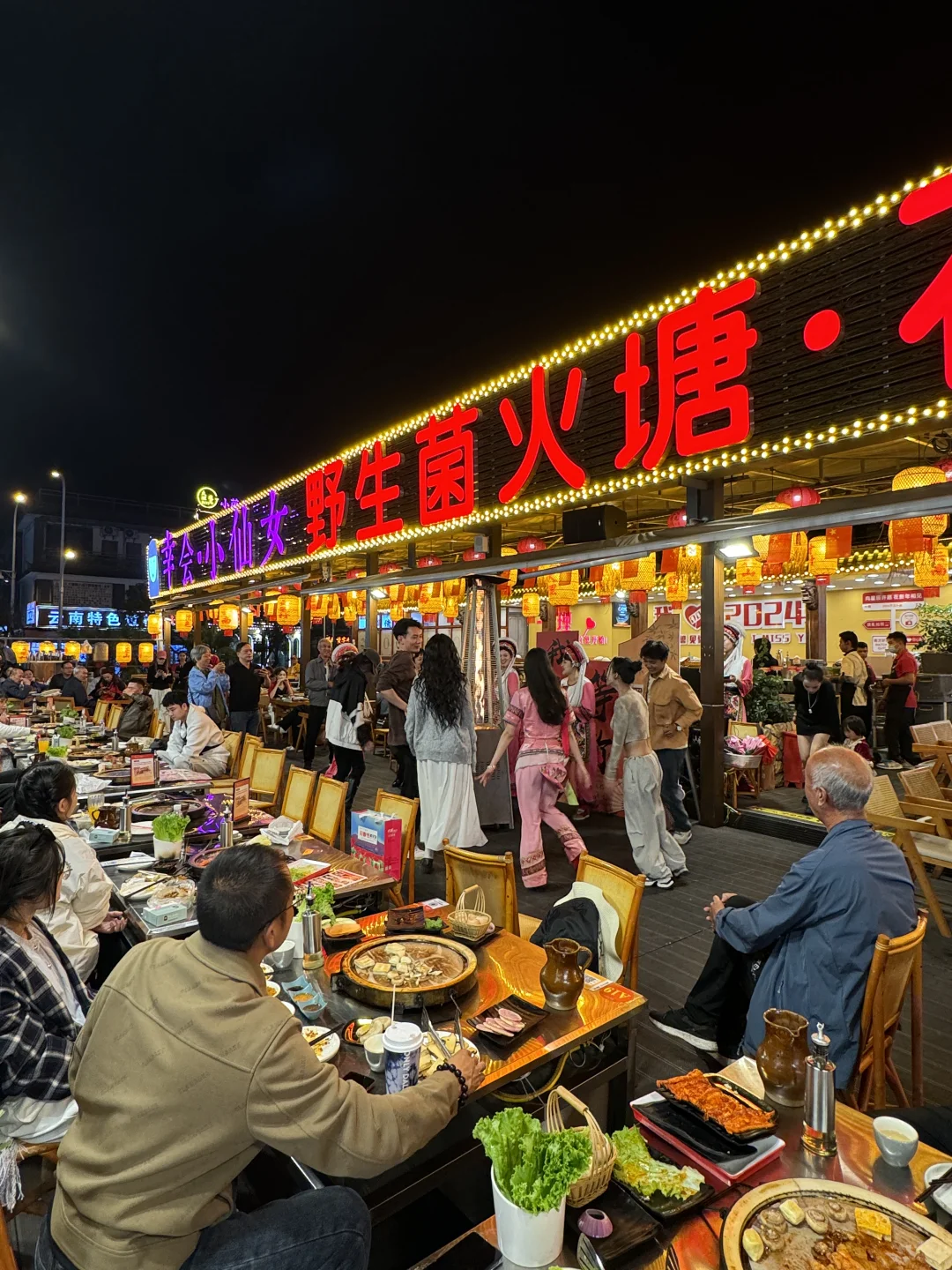 大理古城夜晚 不去这里你糊涂呀…..