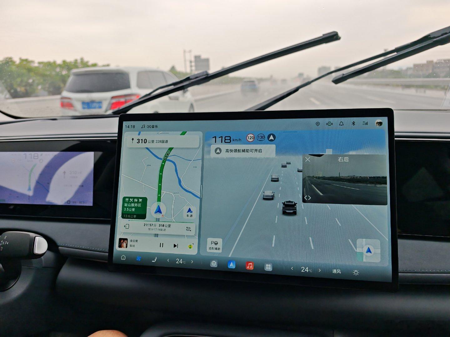 新版DiLink这个小细节做得挺好的，左侧盲区影像会显示在仪表屏左边，打右灯时就