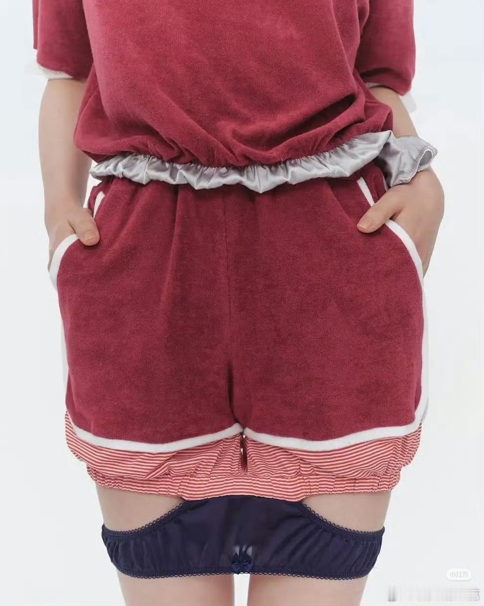 设计这套衣服的是什么东西？ 