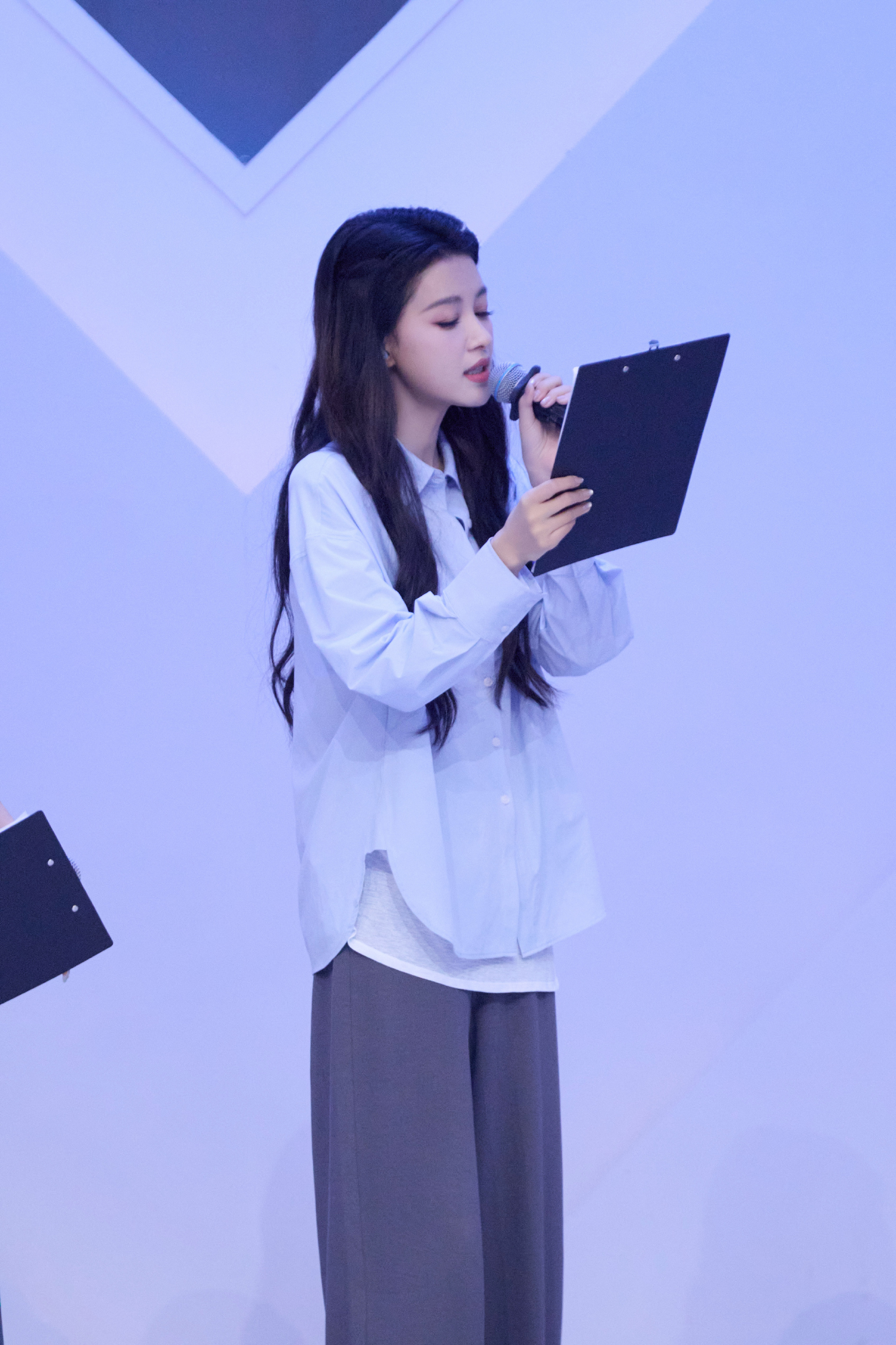 1.综艺《热血世界波》拟邀嘉宾，总教练：范志毅，主理人：鹿晗、苏醒、严浩翔、赵丽