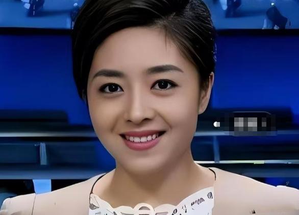 2015年，四川电视台女主播佟瑶，吃完饭回宾馆途中，实在尿急，就停下车钻进路旁灌